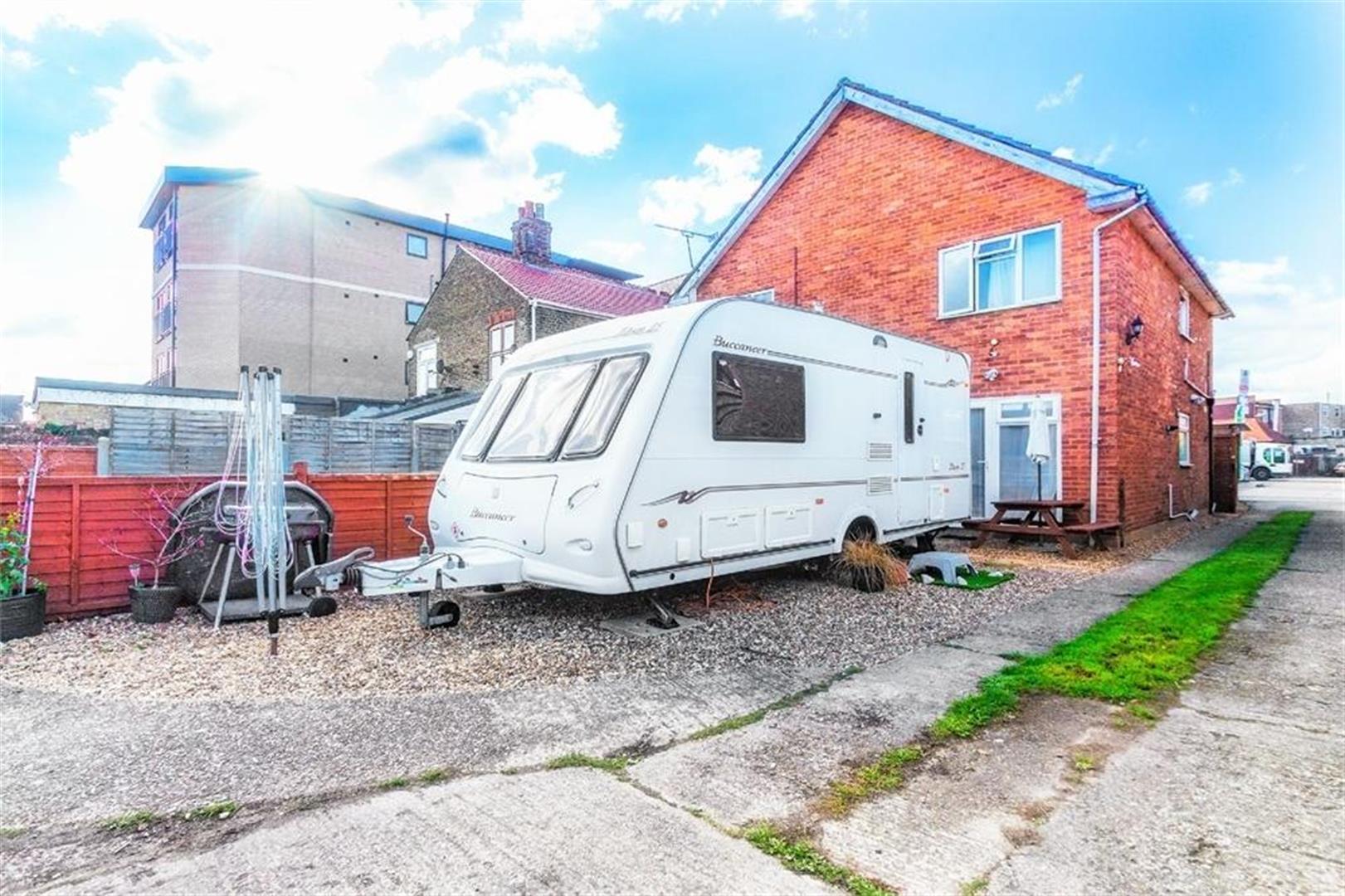 2 Bedrooms Maisonette for sale in Meadfield Road, Langley, Slough SL3