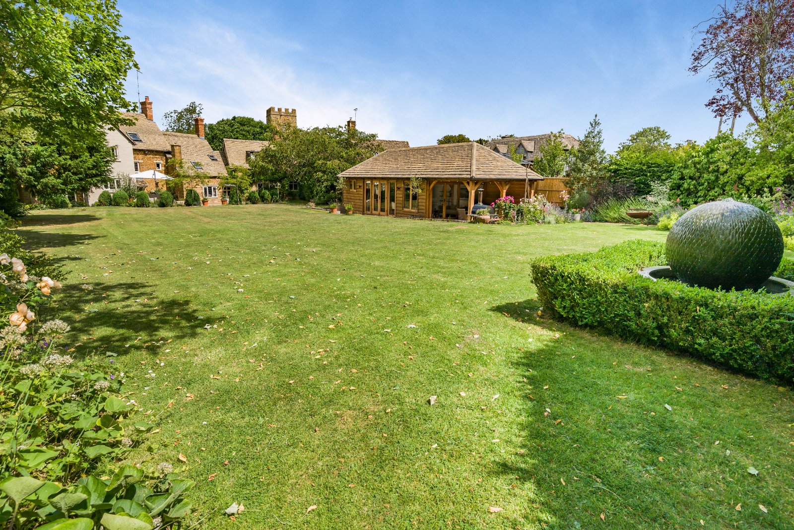 5 bedroom detached house for sale 0