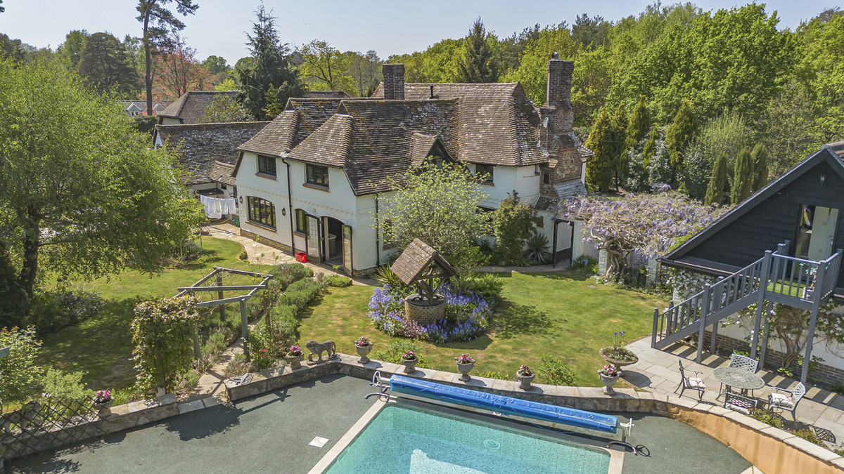 6 bedroom detached house for sale 0