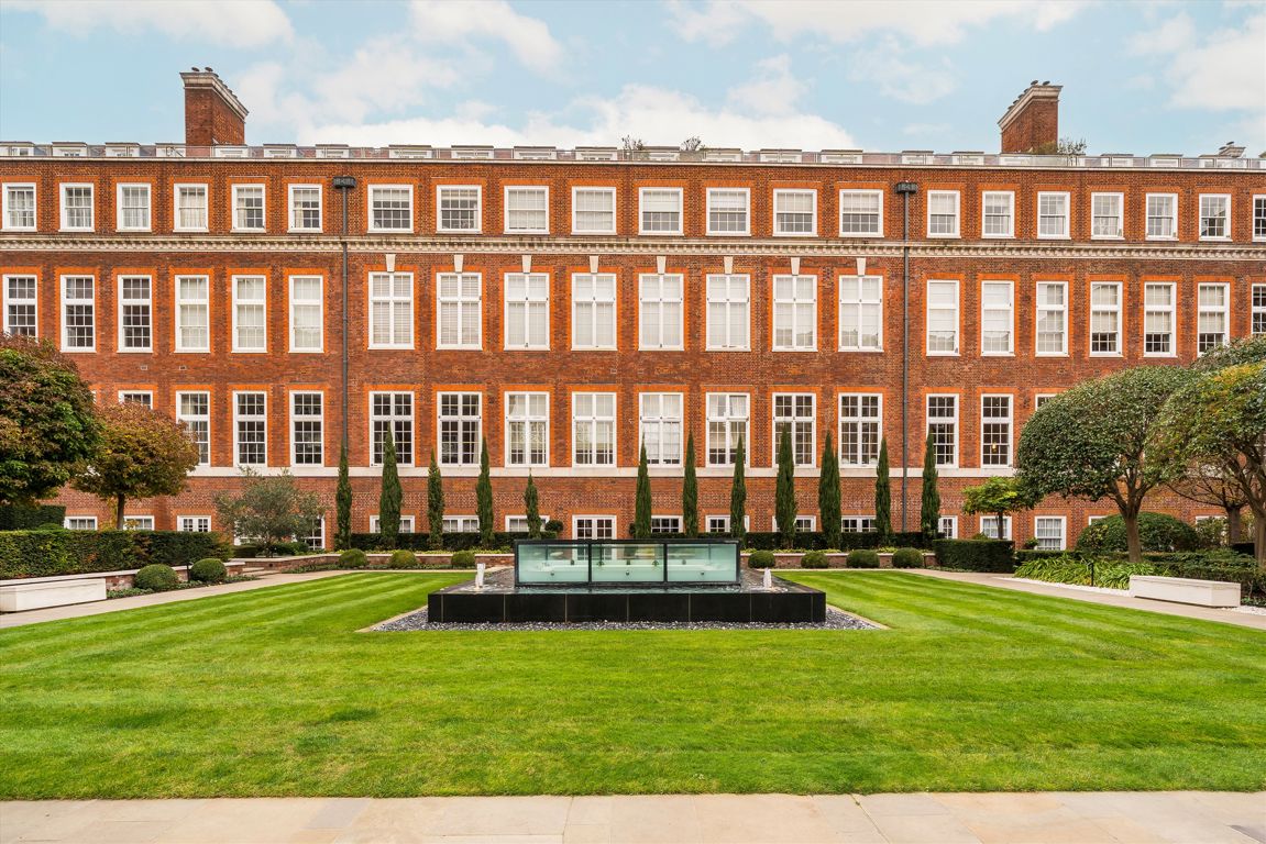 3 bedroom flat for sale in London