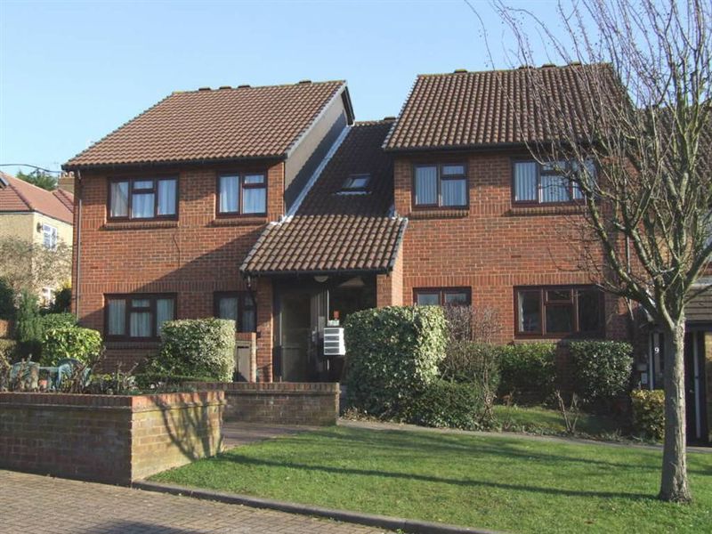 10, Bladon Gardens, Harrow photo 2