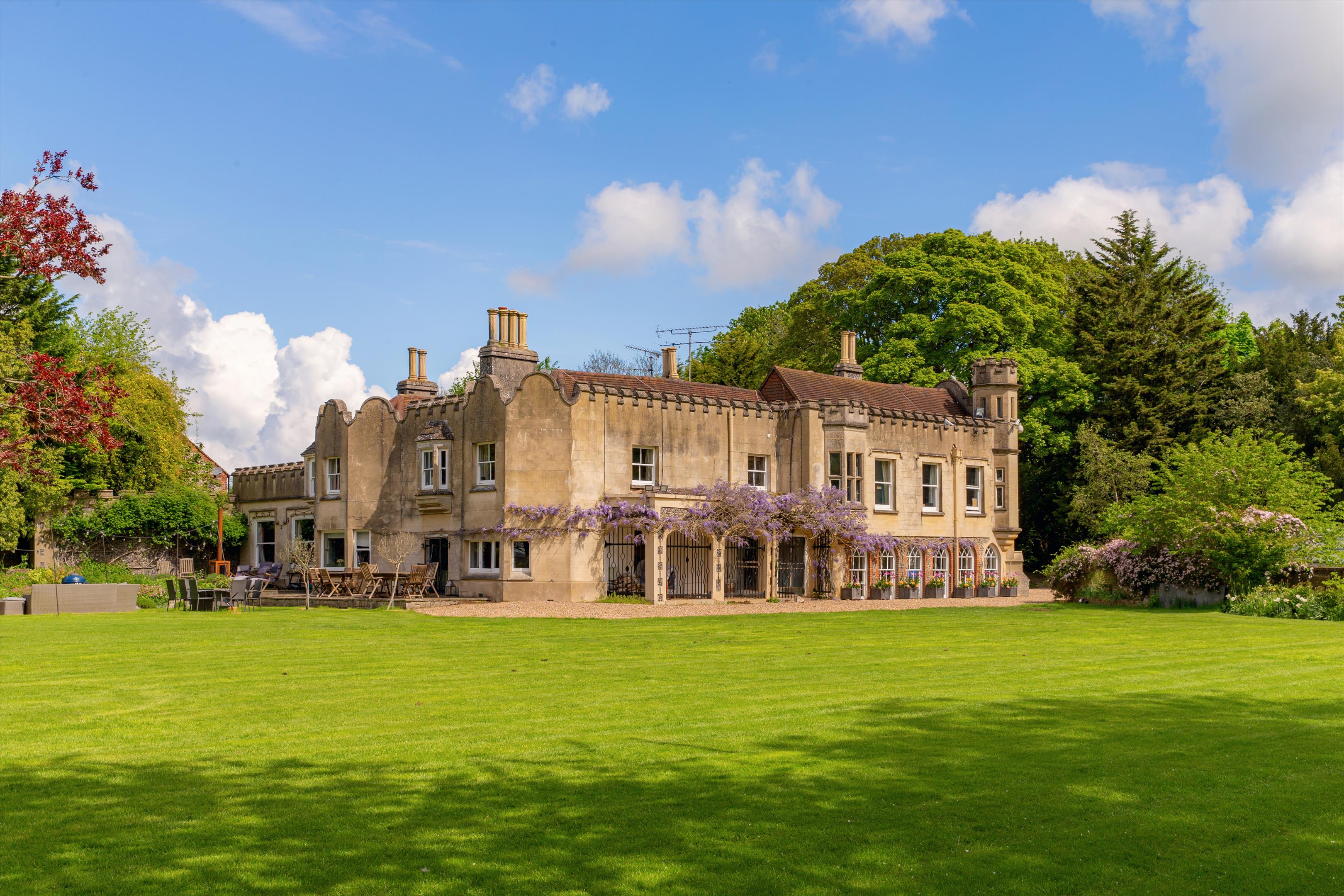 8 bedroom detached house for sale 0