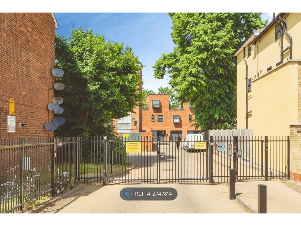 Radlett Close, London photo 3
