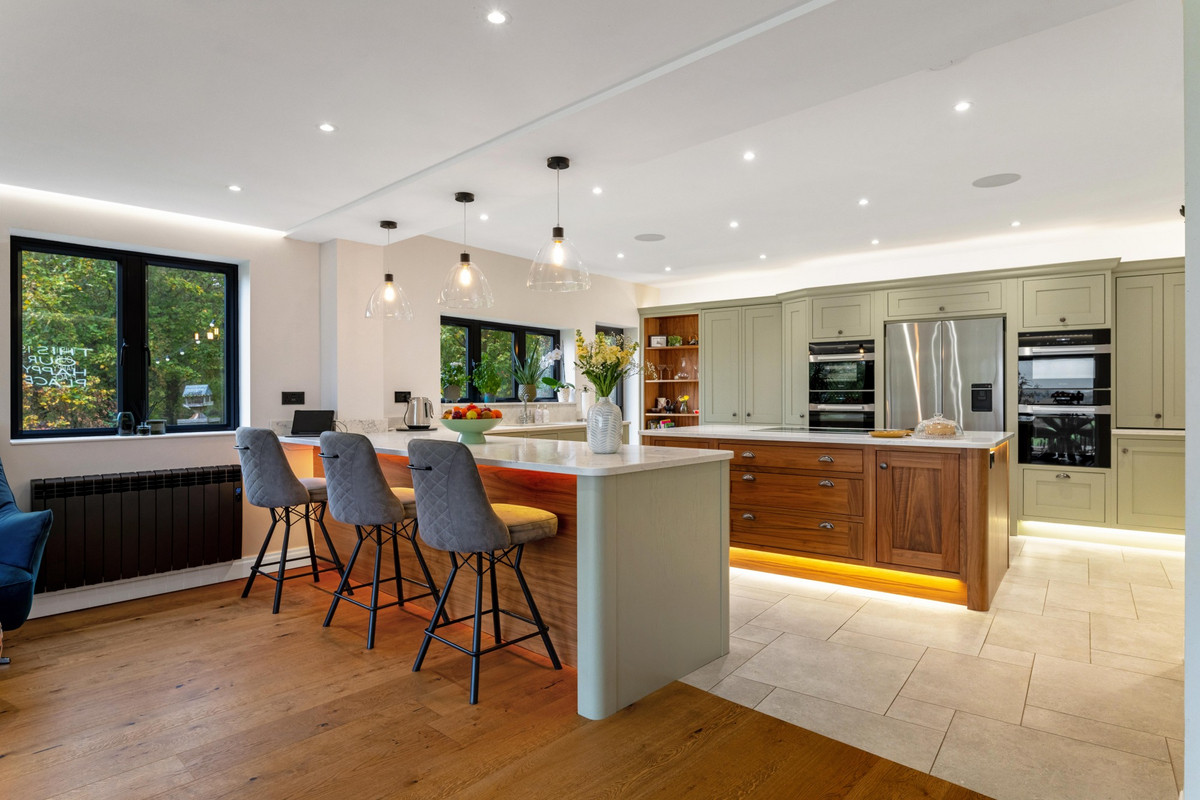 5 bedroom detached house for sale 0