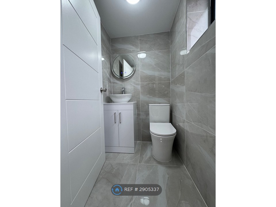 2-bed flat on Shop  Save, Staines Road, Feltham, £1,850/mo