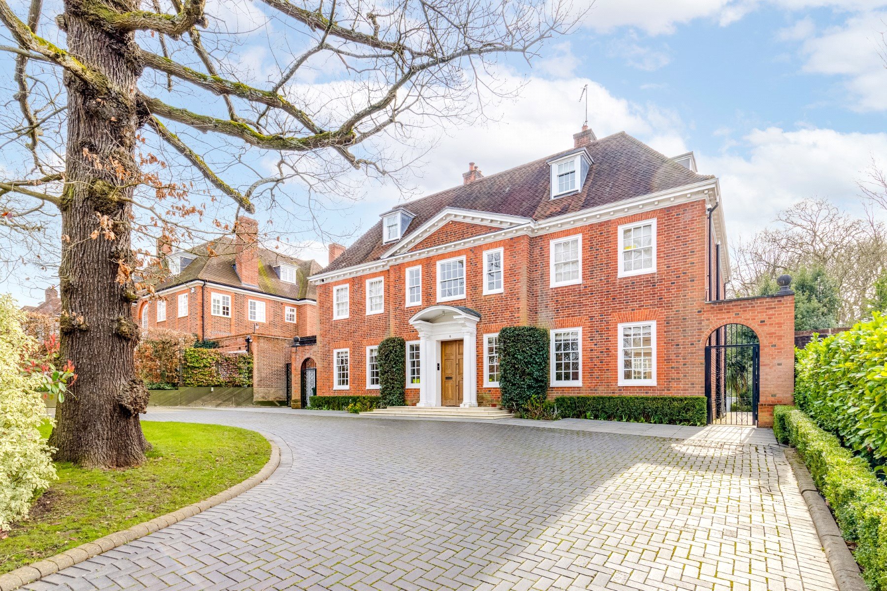 6 bedroom detached house for sale 0