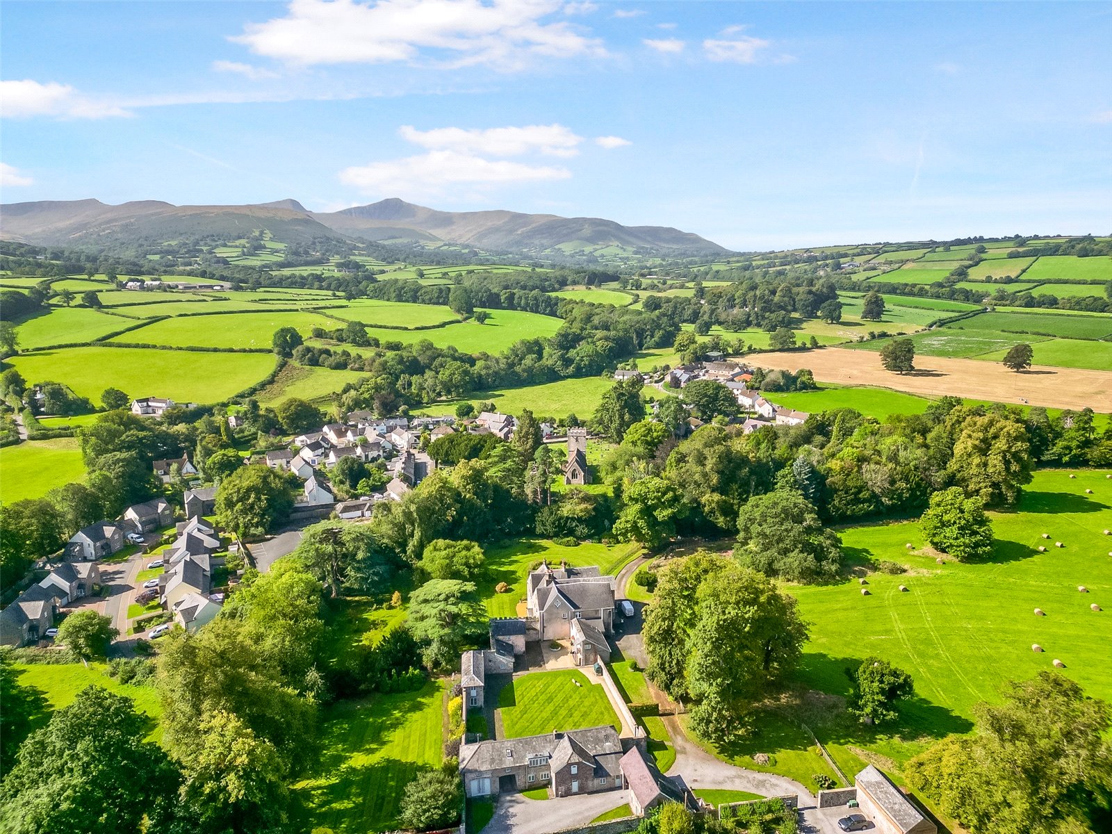 6 bedroom detached house for sale 0