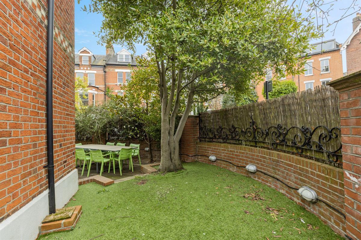 5 bedroom semi-detached house for sale 0