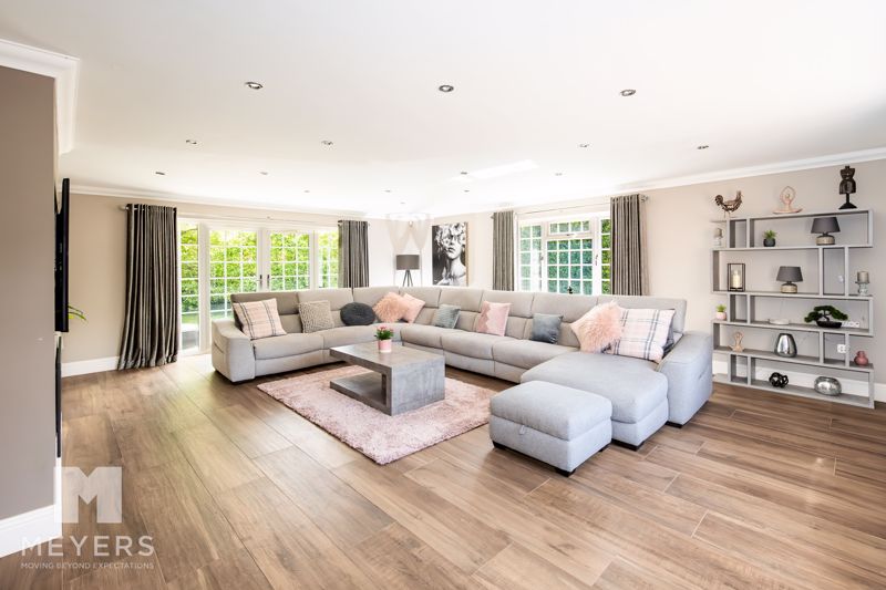 5 bedroom detached house for sale 0