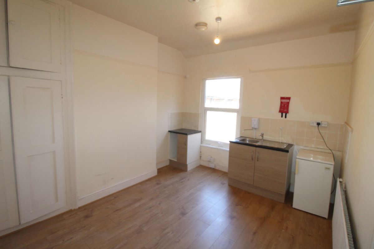 Room 3 27 Grafton Road, Bedford photo 4