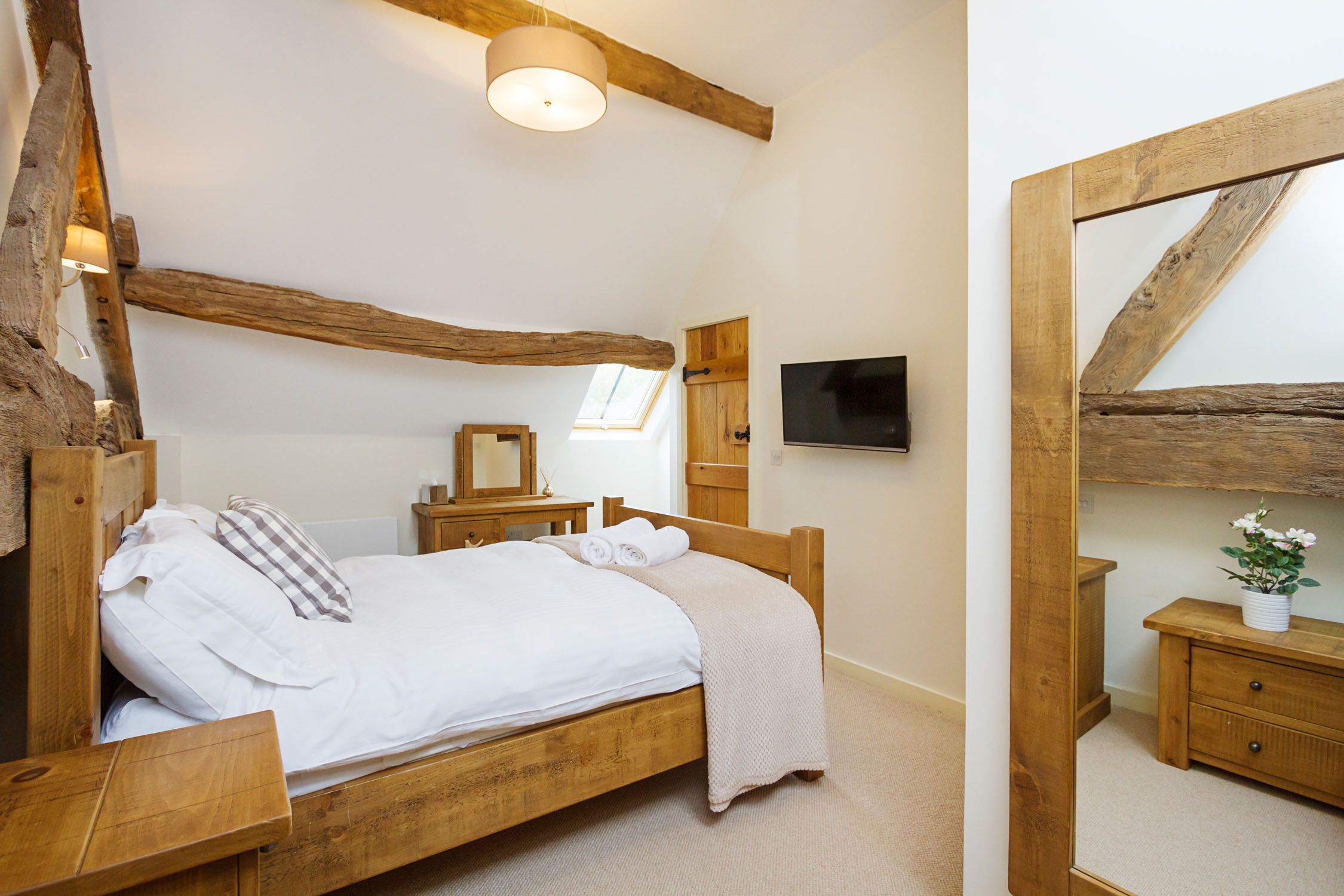 1b Luzon, Dove Farm Barns, Caverswall, Stoke-on-Trent photo 4