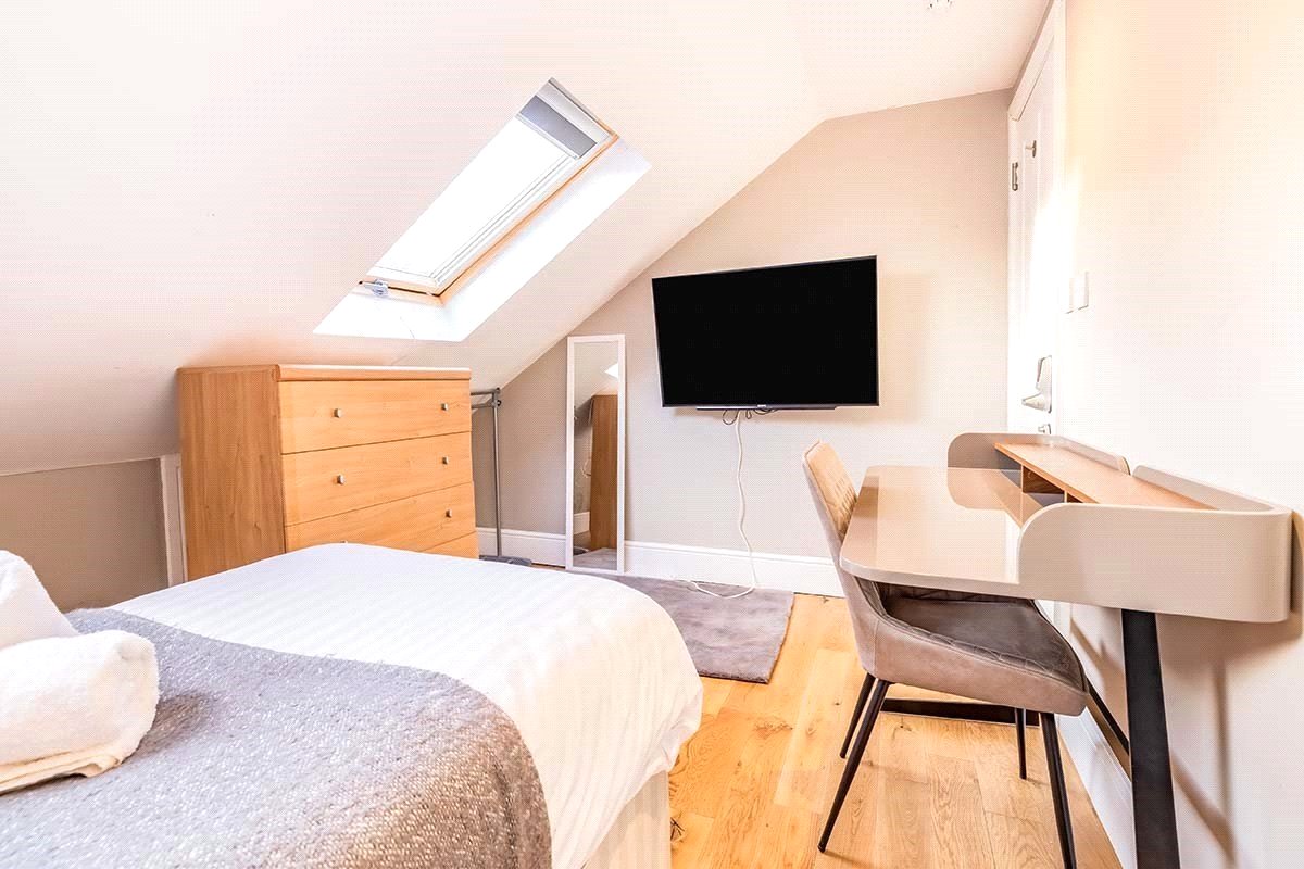 Room 7, 26, Woodford Road, Hertfordshire photo 5