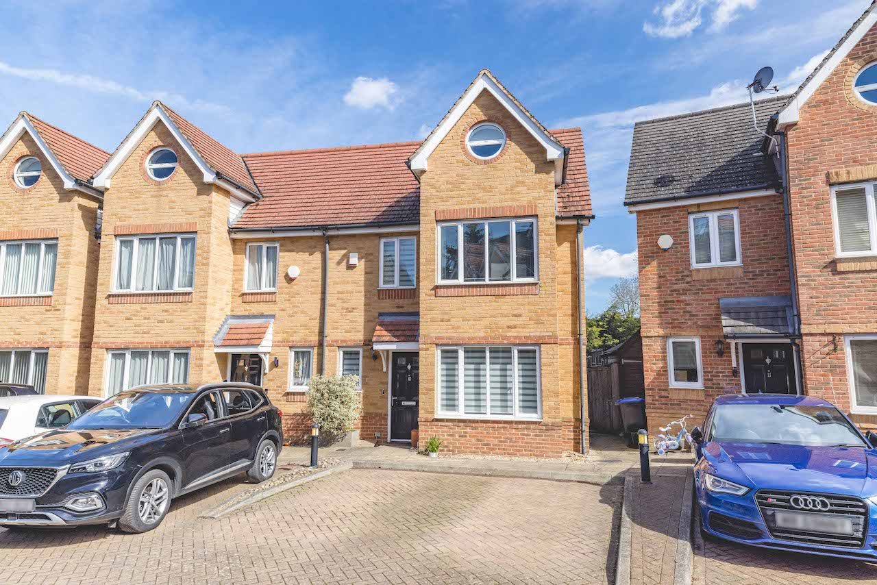 3-bed house on 10, Linden Close, Iver, £490,000