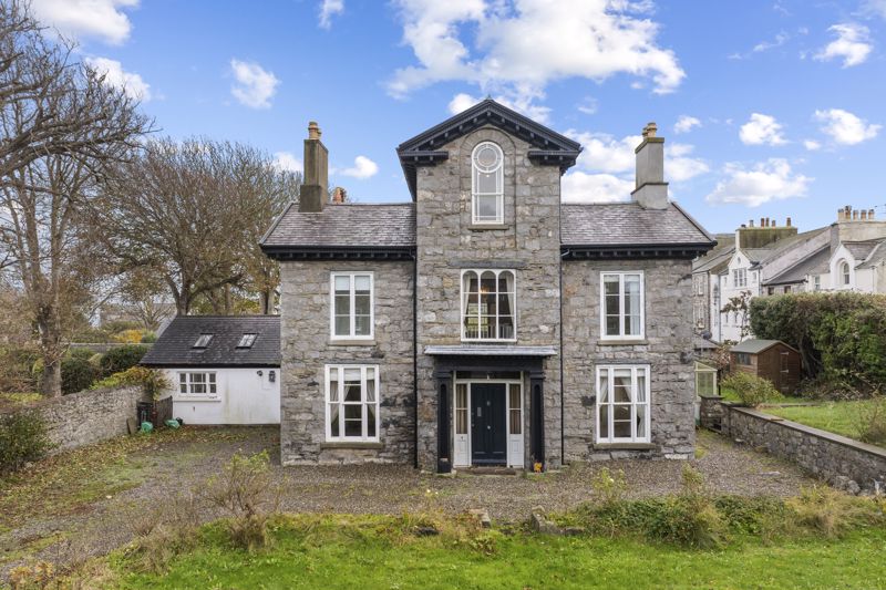 6 bedroom detached house for sale 0