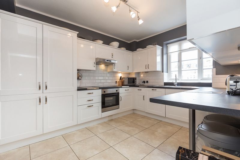 3 bedroom flat for sale 0