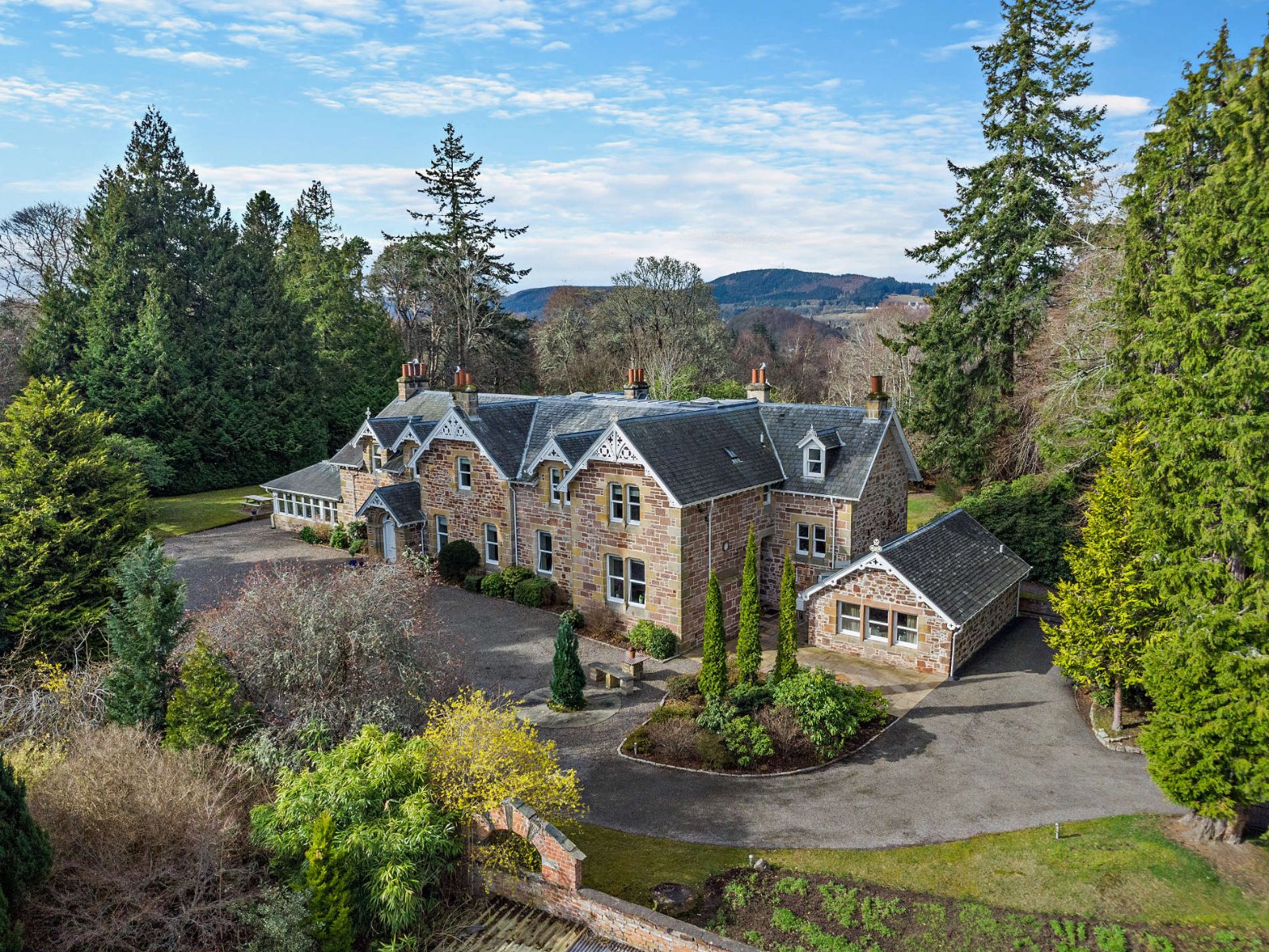 6 bedroom detached house for sale 0