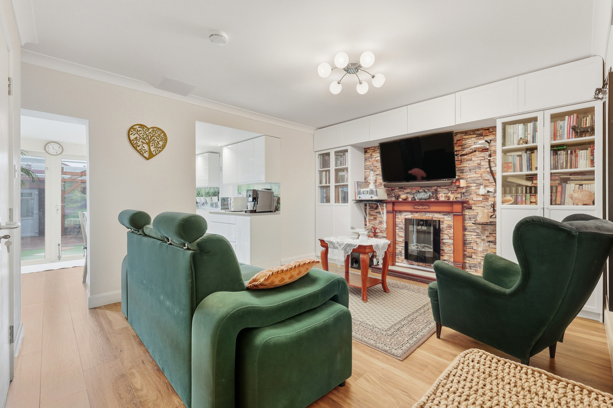 88, Crowlands Avenue, Romford photo 4