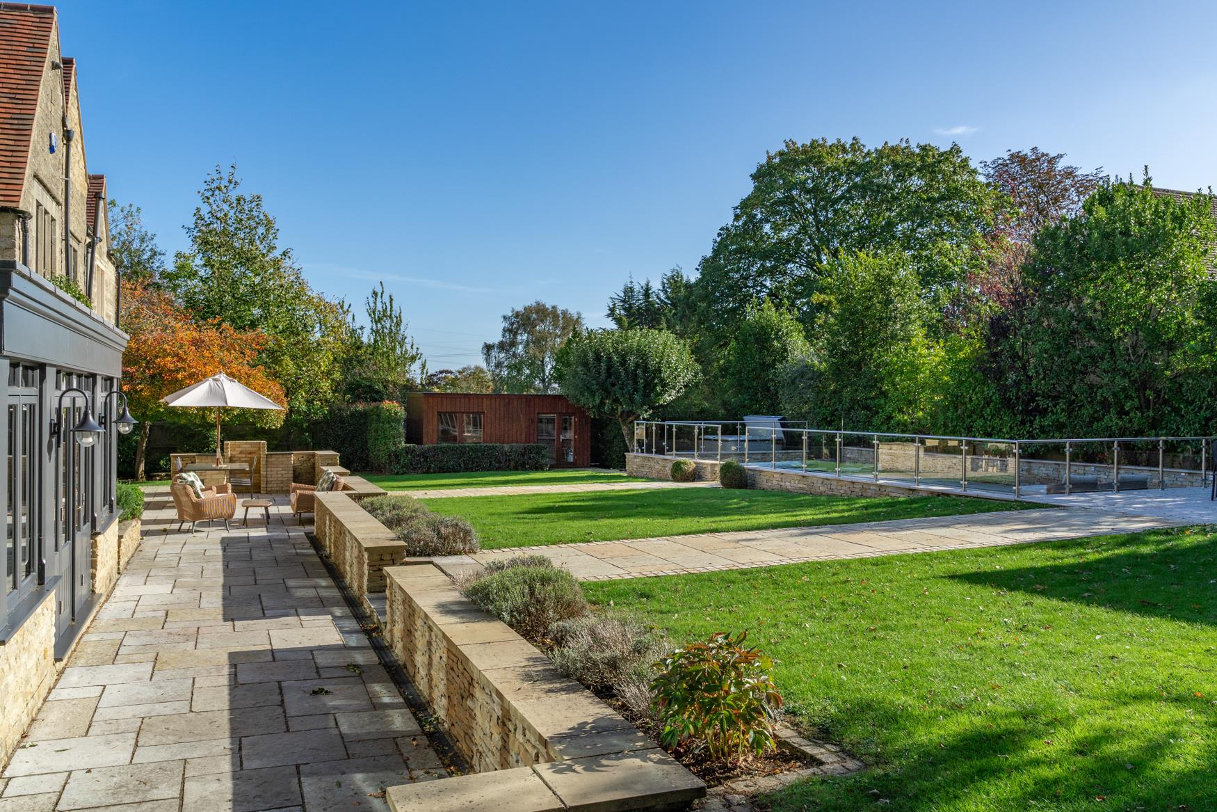 6 bedroom detached house for sale 0