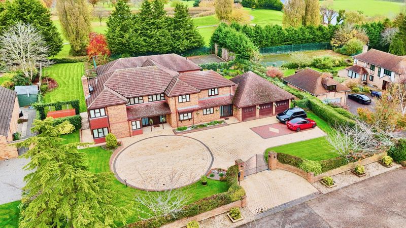 6 bedroom detached house for sale 0