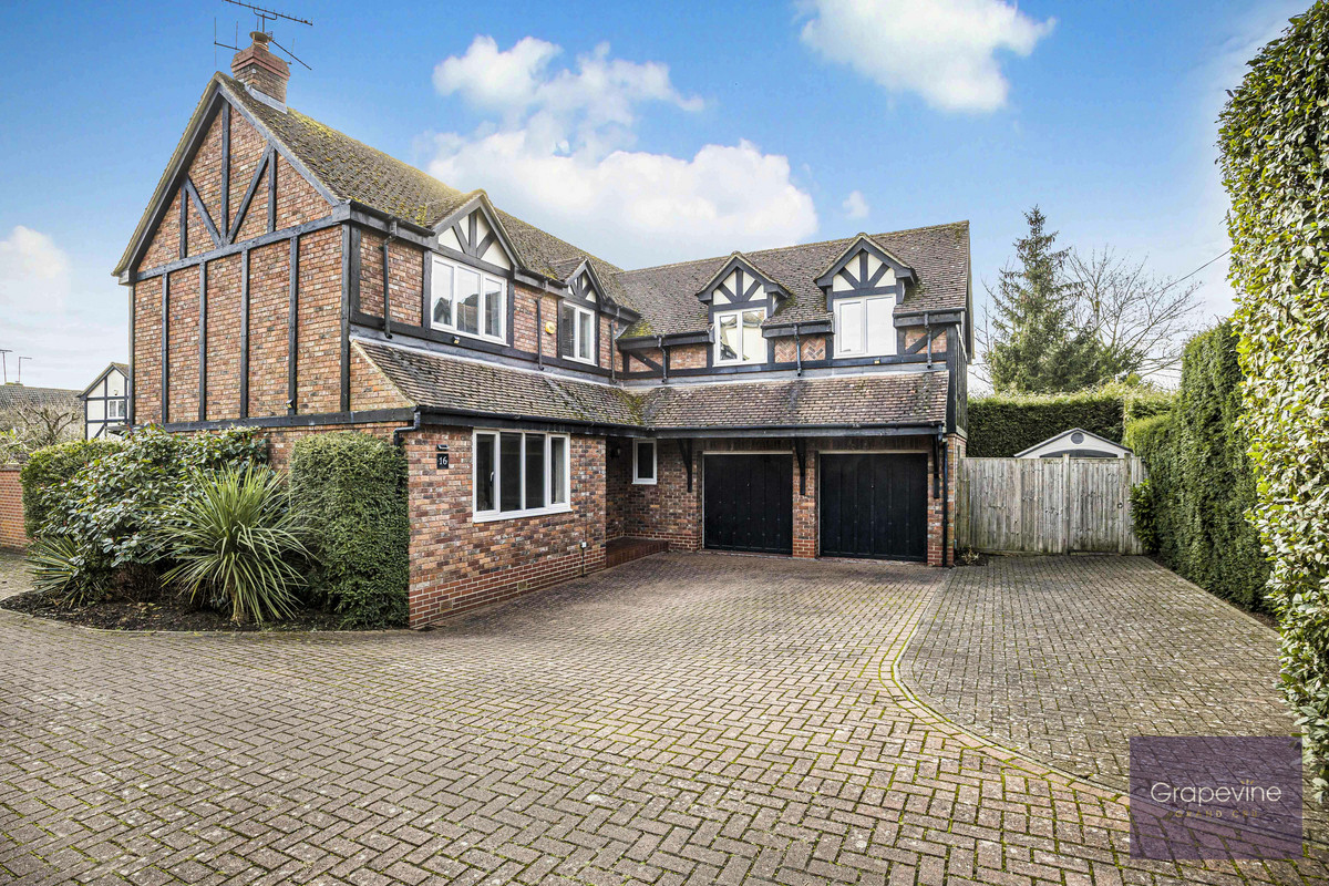 5 bedroom detached house for sale 0