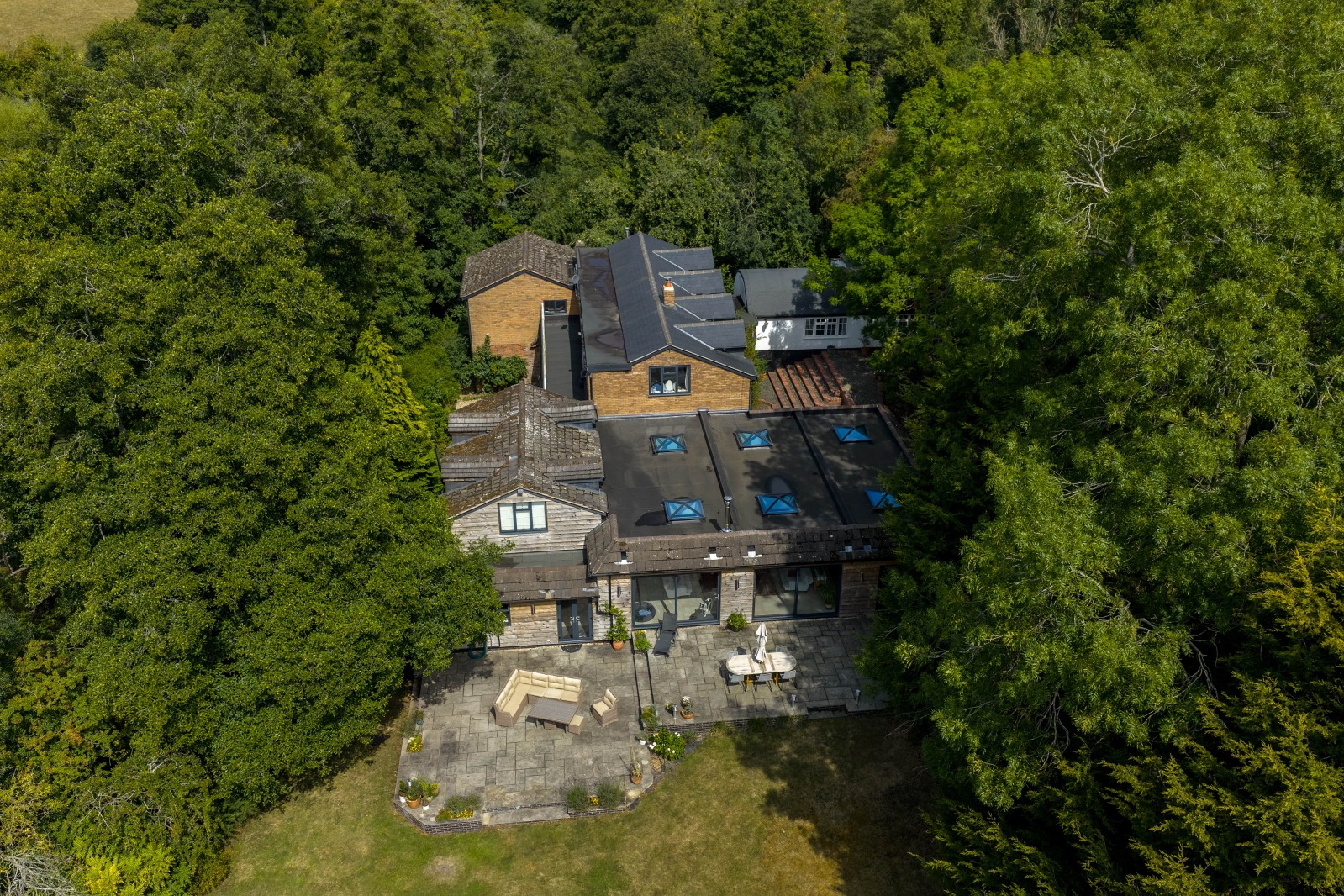8 bedroom detached house for sale 0