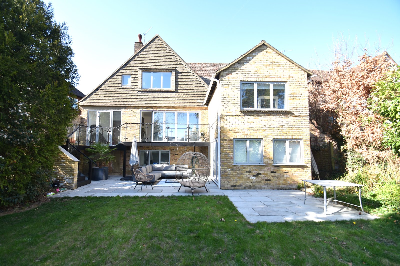 5 bedroom detached house for sale 0