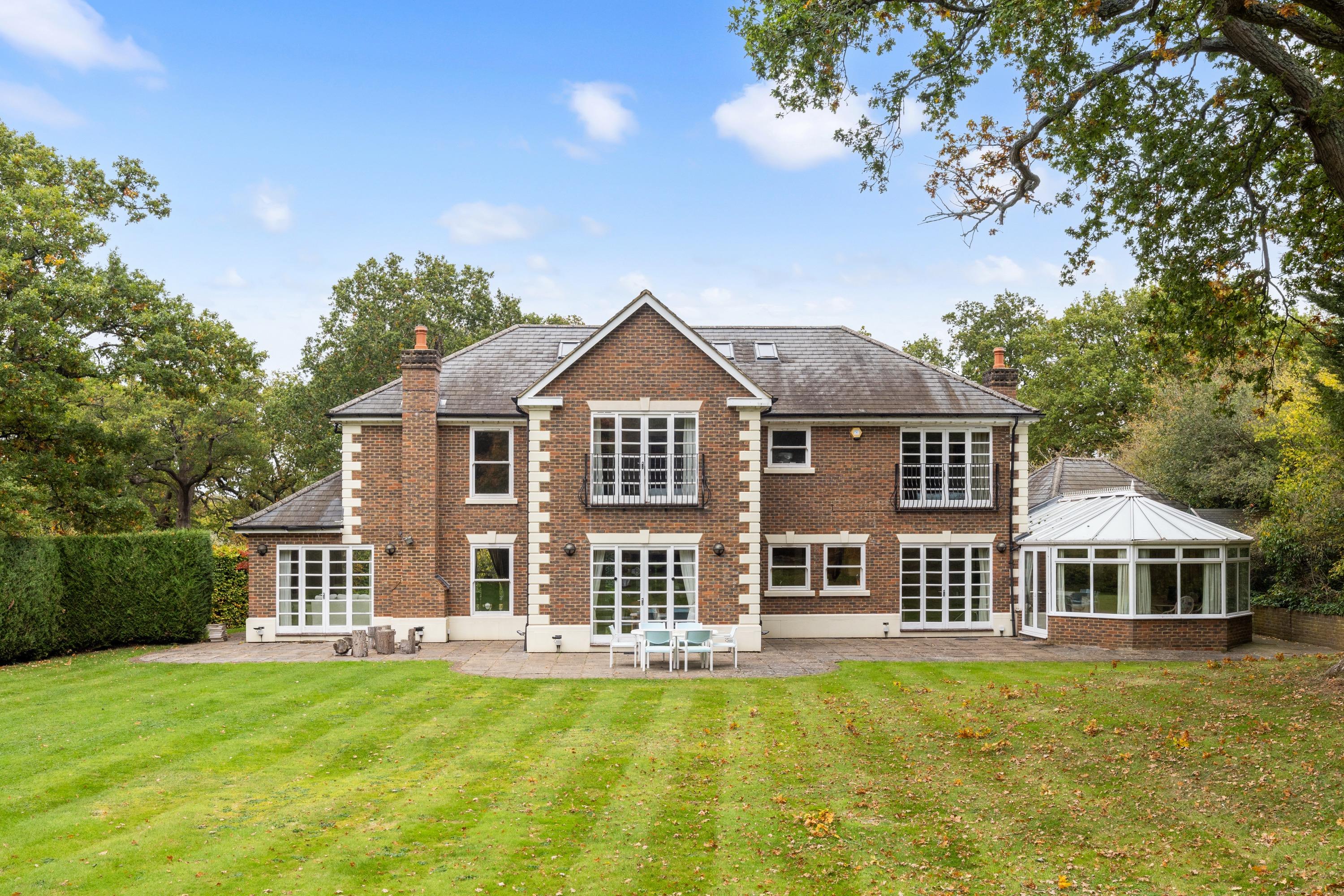 6 bedroom detached house for sale 0