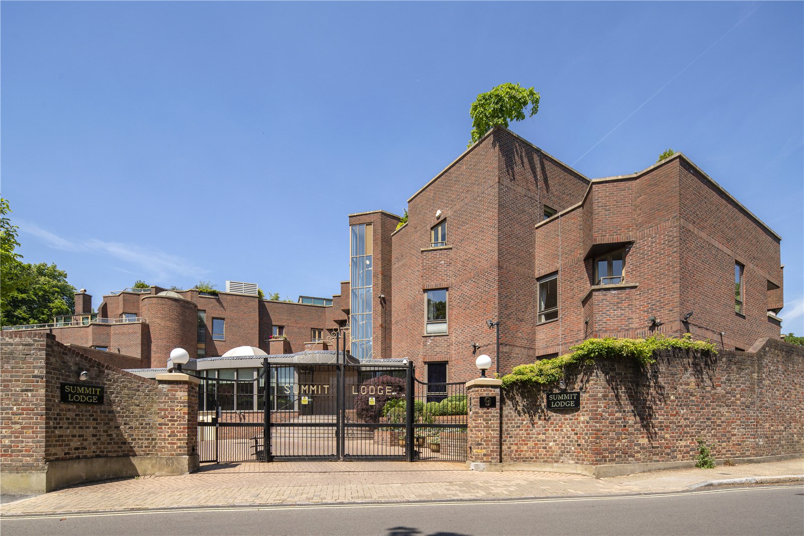 3 bedroom flat for sale 0