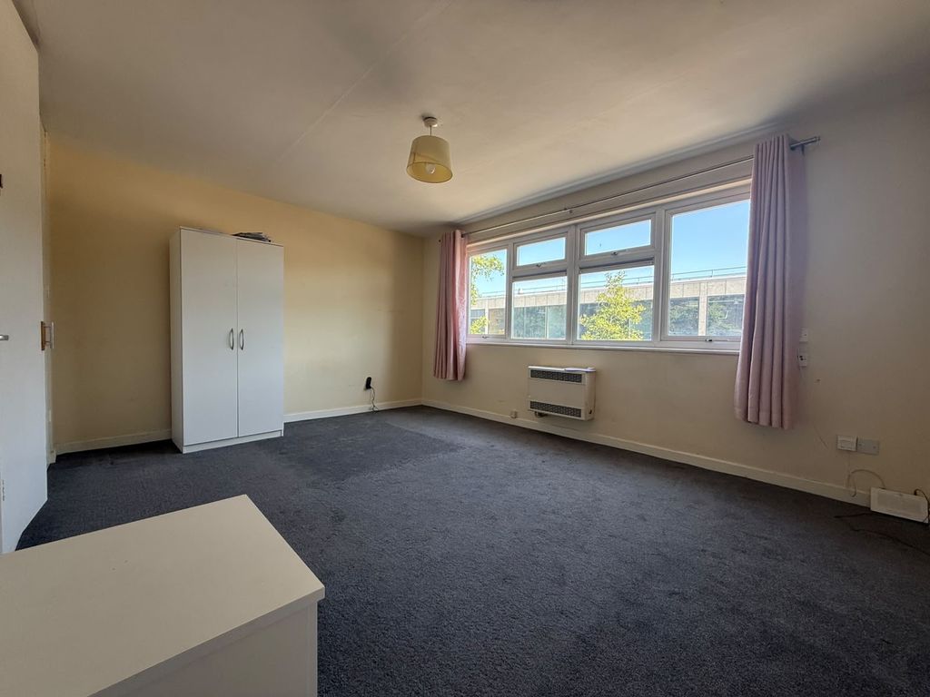 124, North Tenth Street, Milton Keynes photo 4
