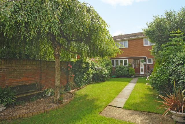 Terraced, 1,087 sq ft