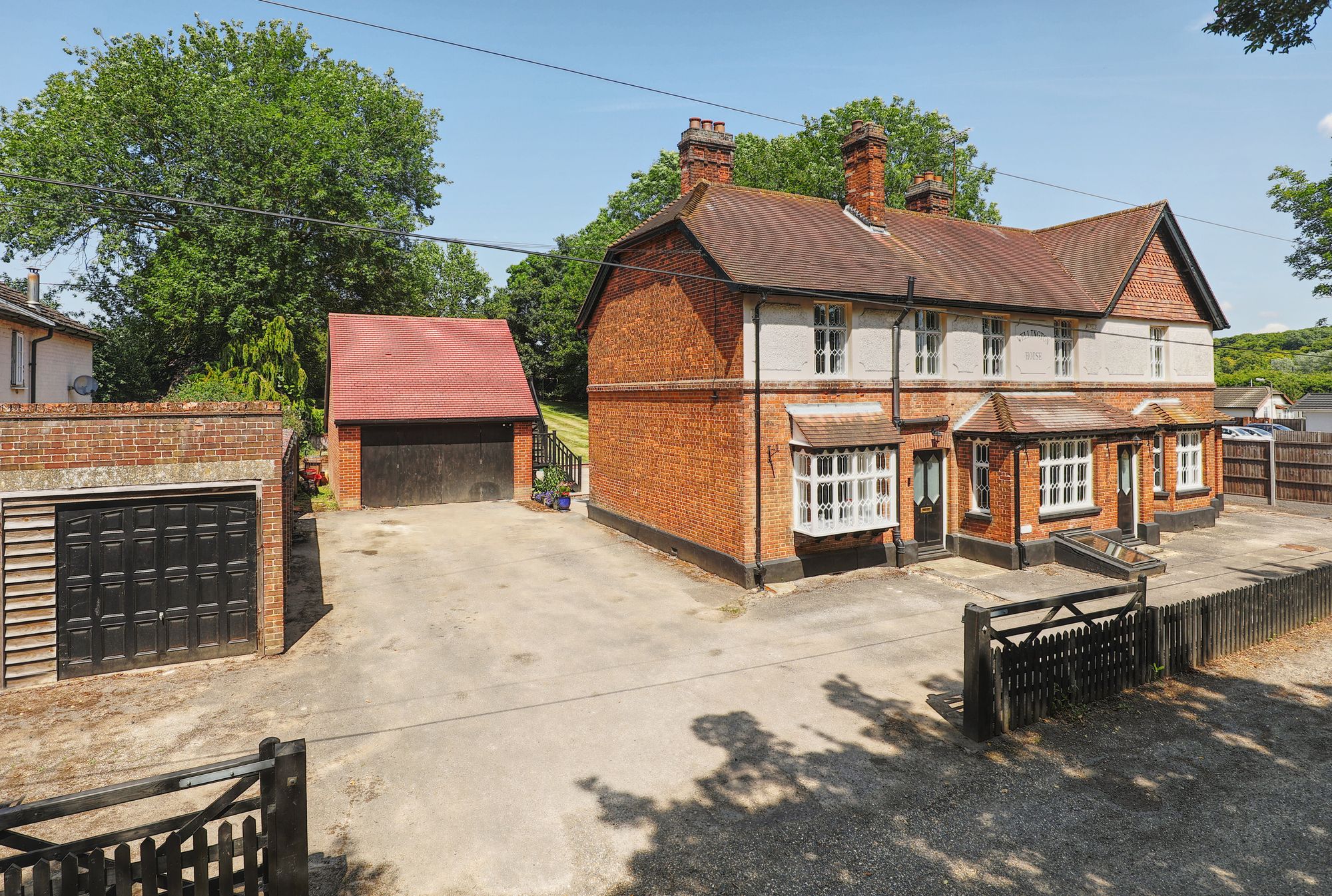 6 bedroom detached house for sale 0