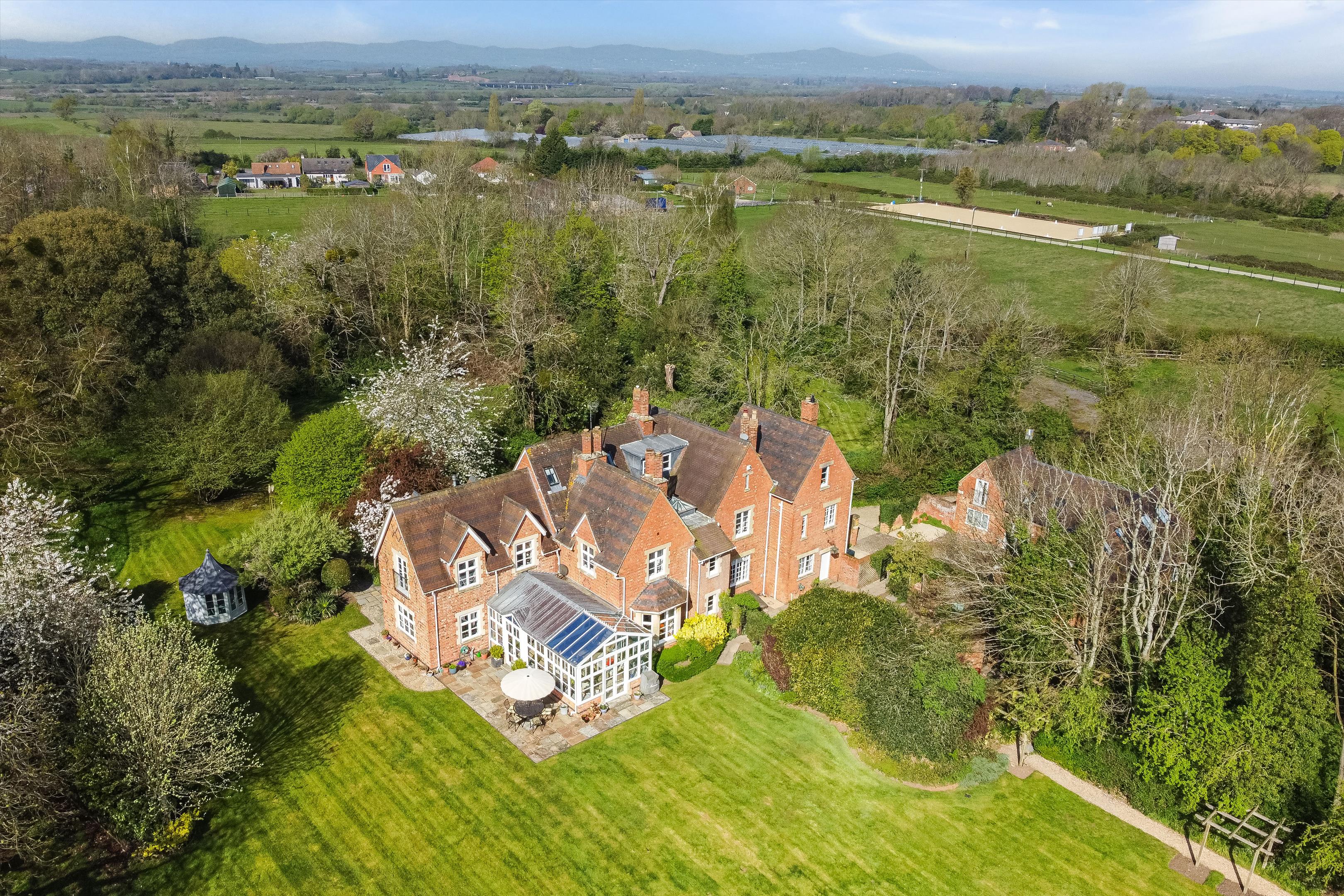 8 bedroom detached house for sale 0