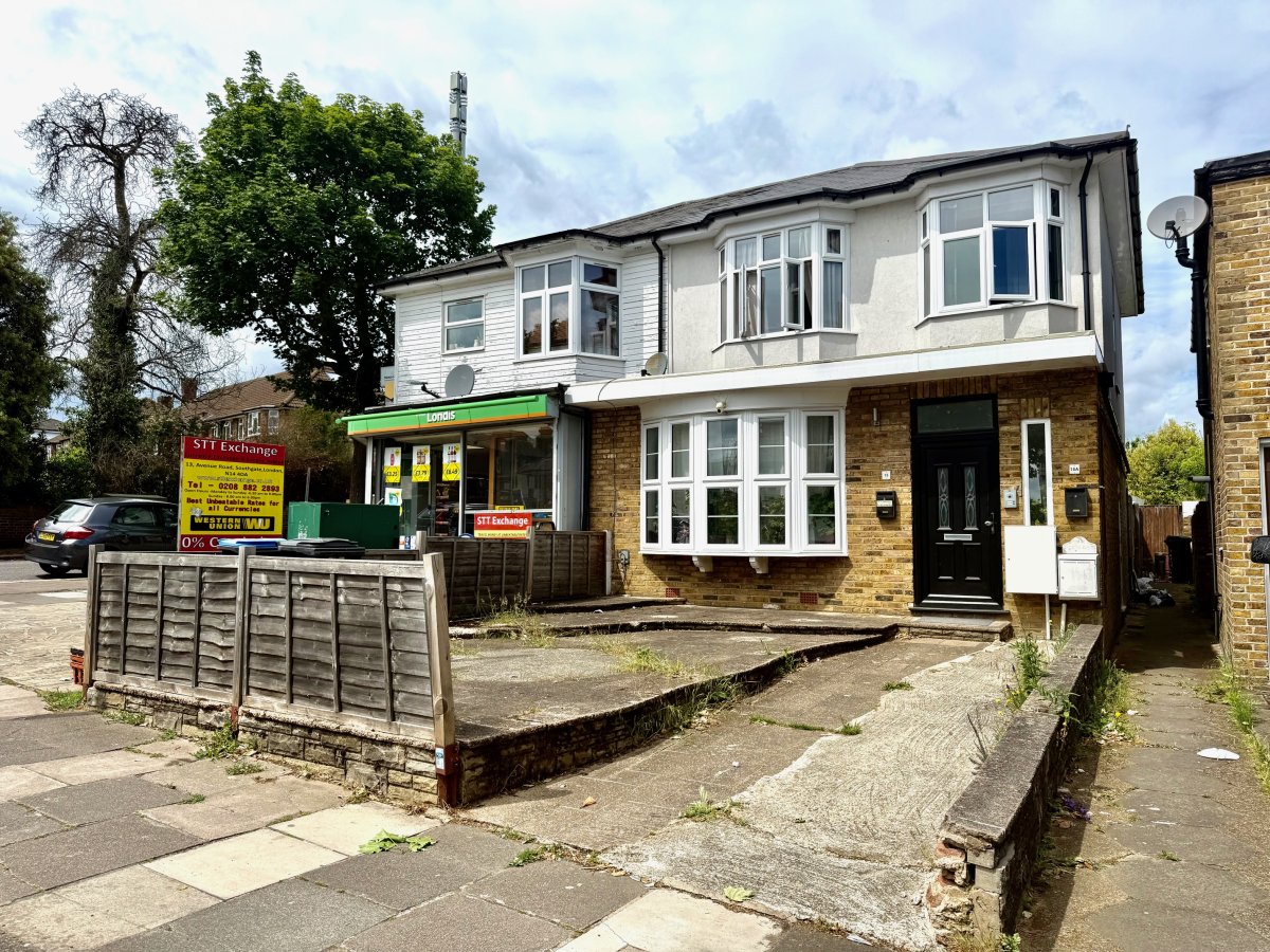 3-bed flat on 15a, Avenue Road, Southgate, £2,195/mo