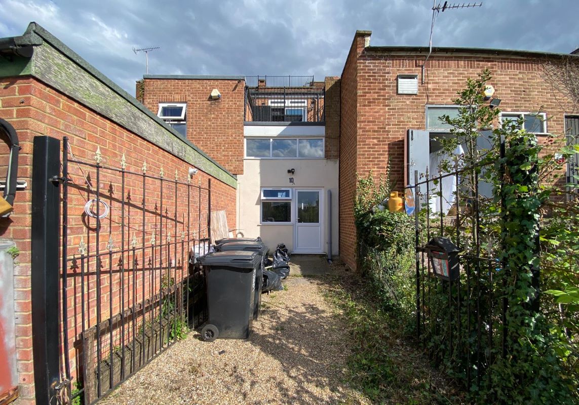 High Road, Chigwell photo 2