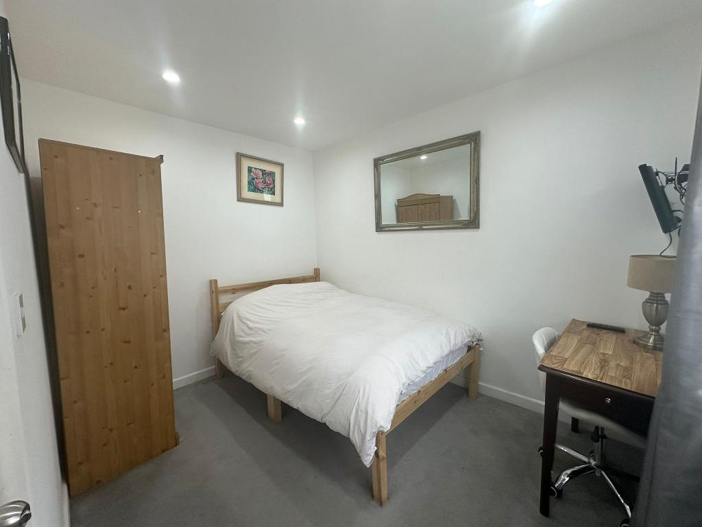 61, Brassie Avenue, London photo 5