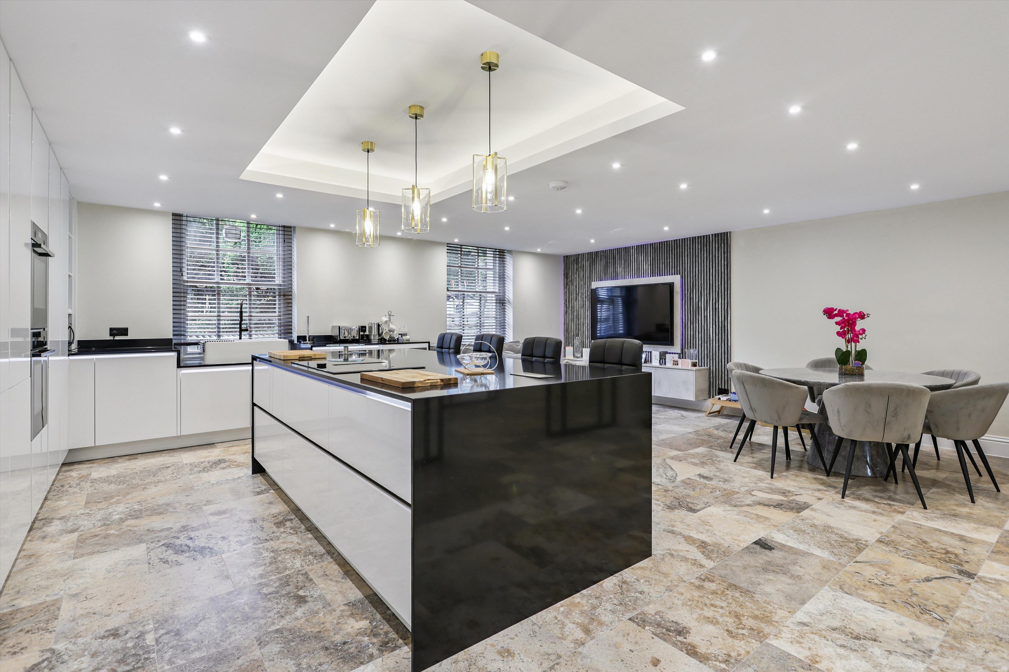 4 bedroom flat for sale 0