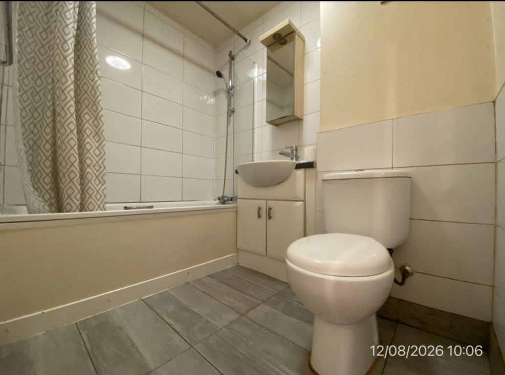 9, Queens Court, Berks photo 4