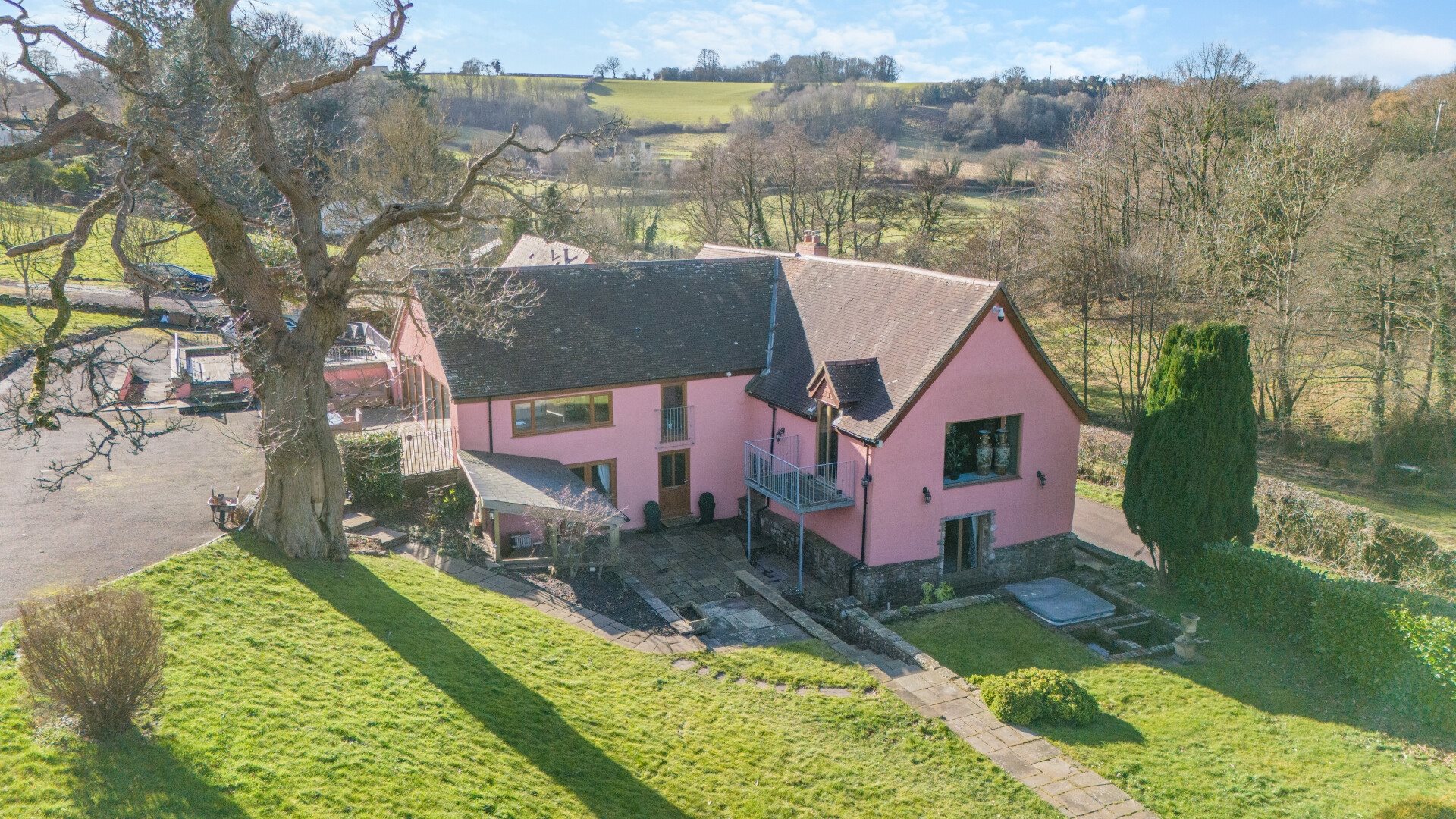 6 bedroom detached house for sale 0