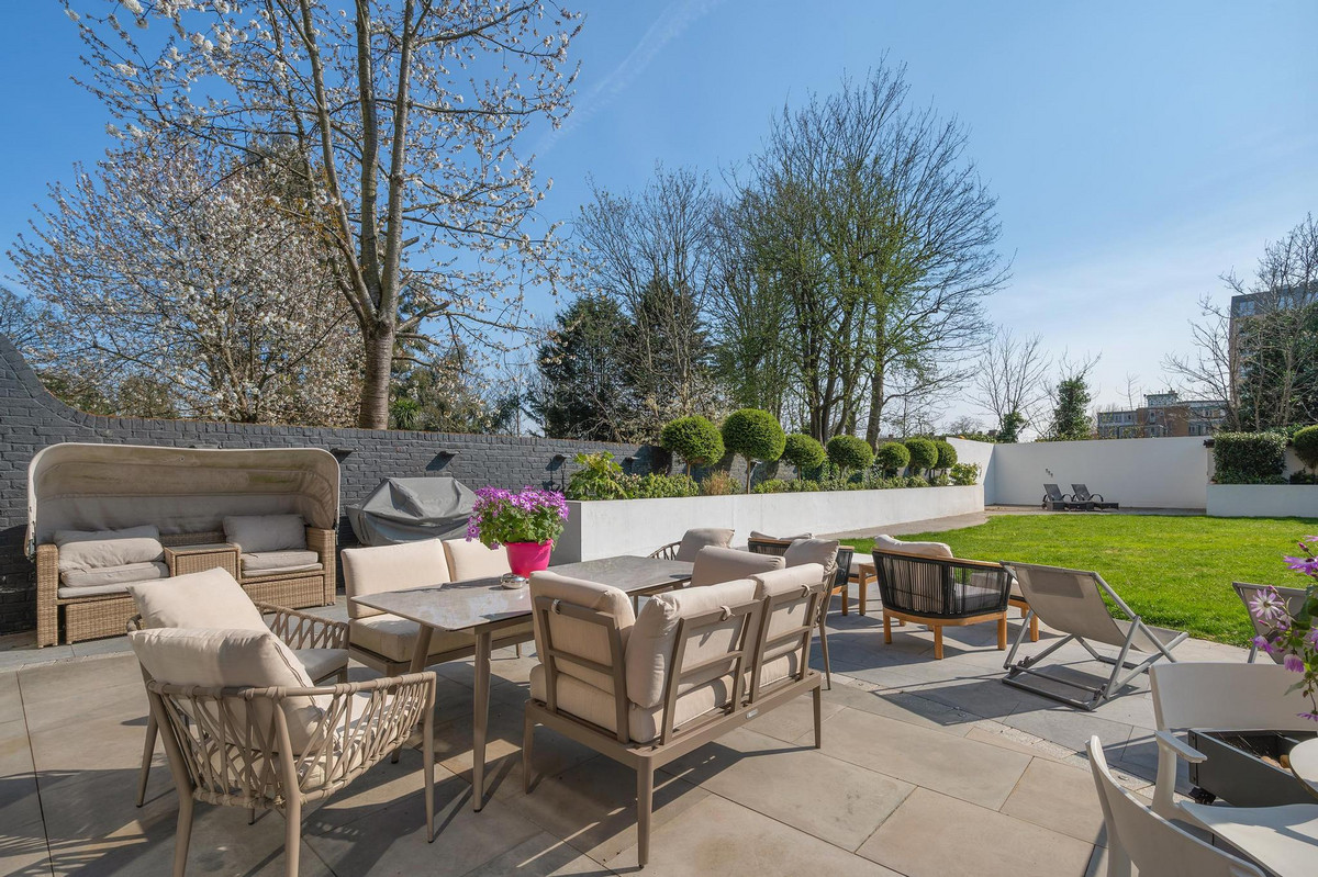 6 bedroom detached house for sale 0