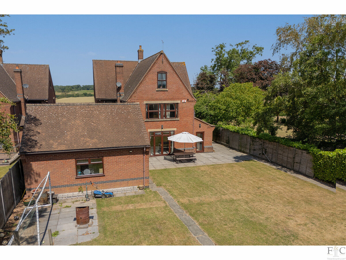 7 bedroom detached house for sale 0