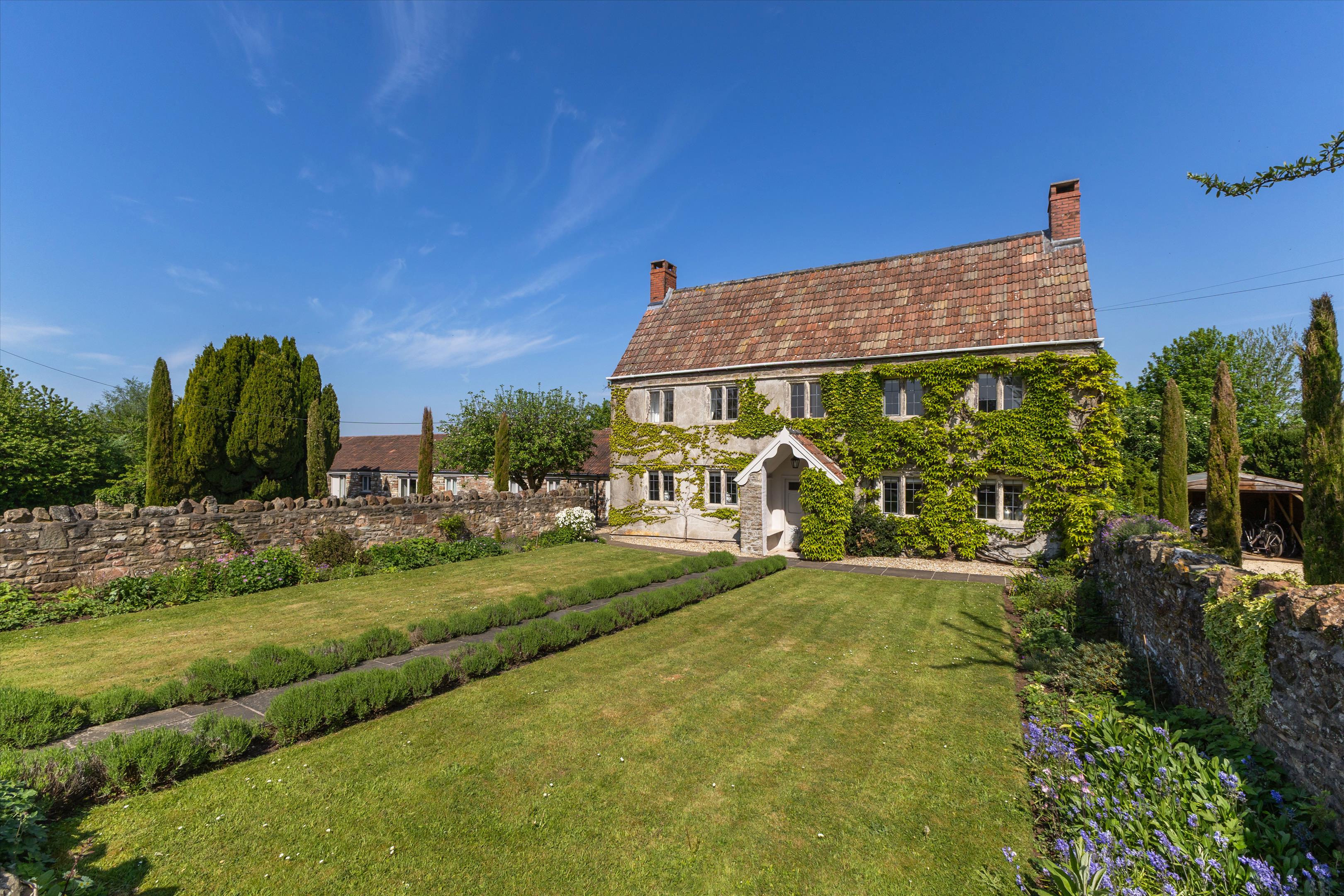 8 bedroom detached house for sale 0