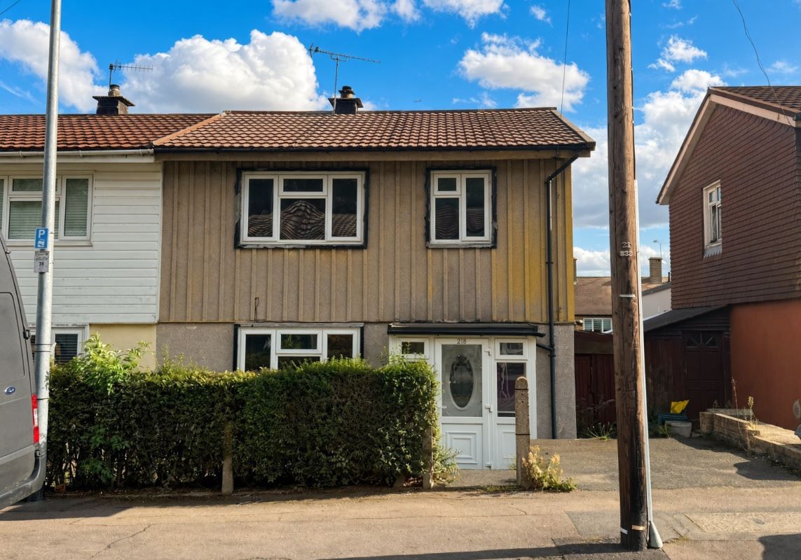 218, Brocket Way, Chigwell photo 2