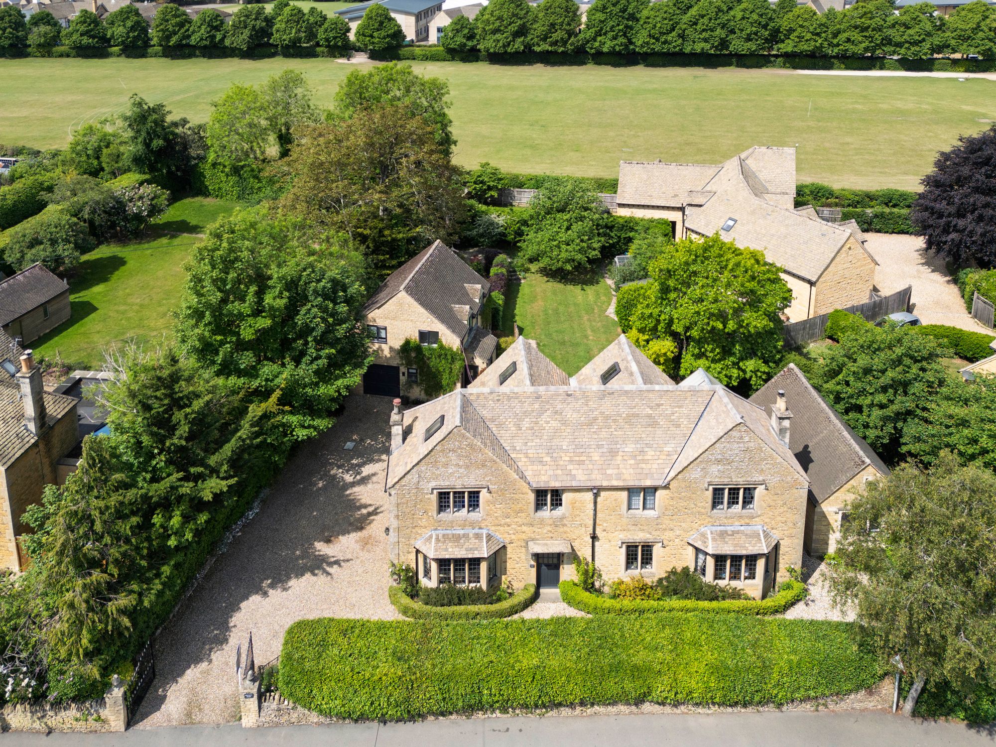 6 bedroom detached house for sale 0