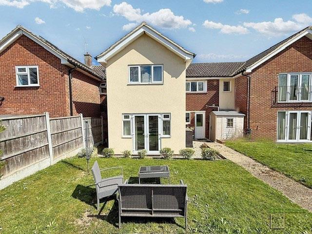 2-bed flat on 53, Langham crescent, Billericay, £260,000