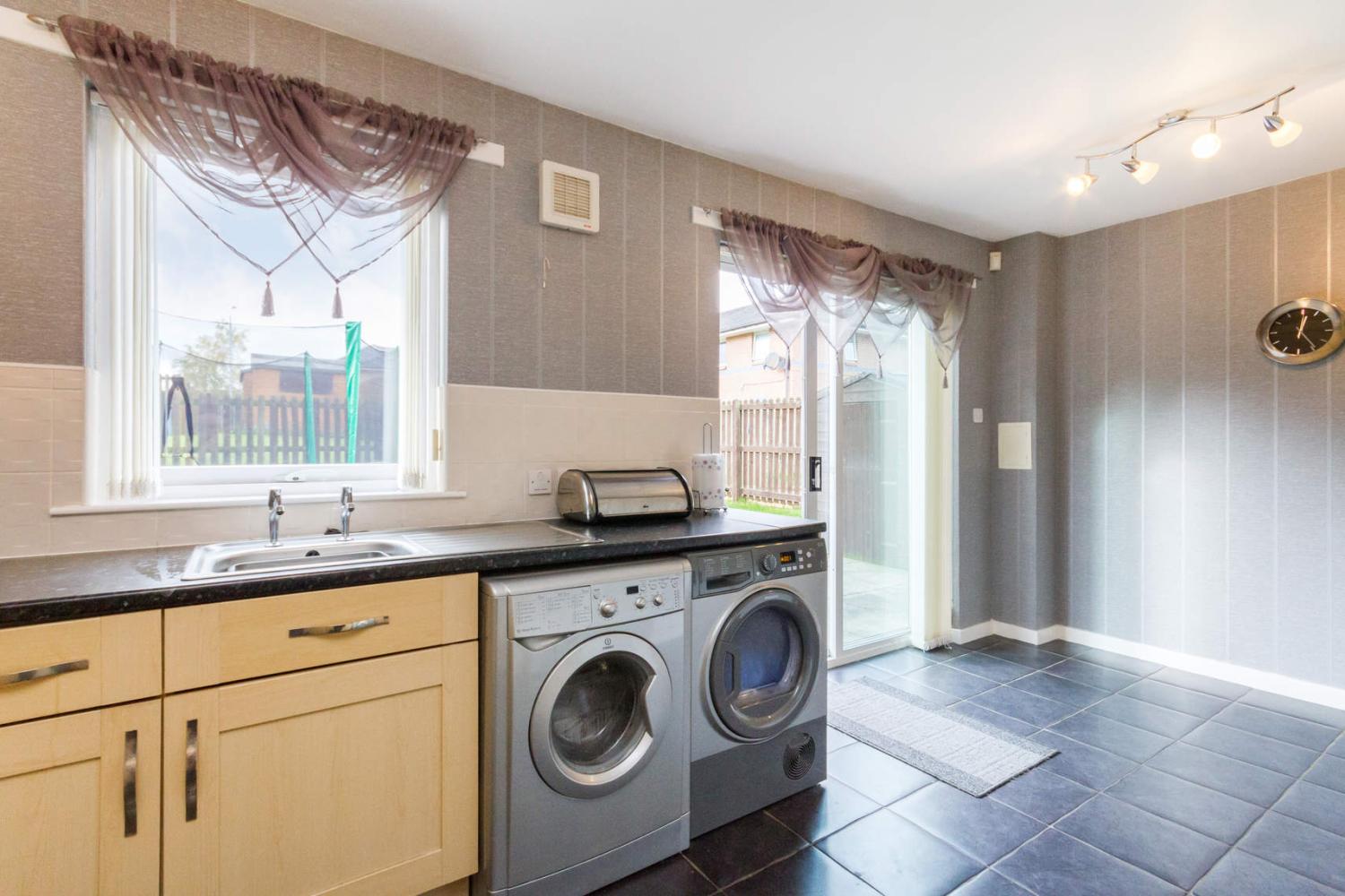 3 Bedrooms Semi-detached house for sale in Backmuir Road, Hamilton, South Lanarkshire ML3