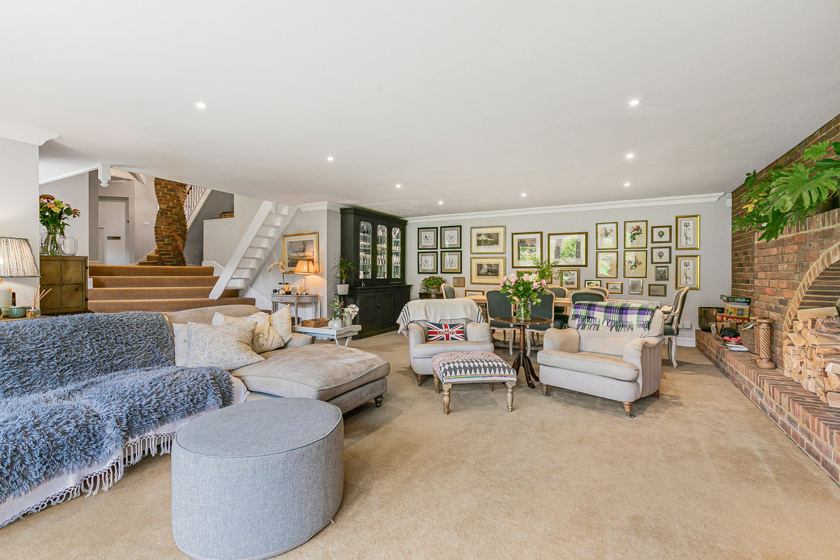 5 bedroom detached house for sale 0