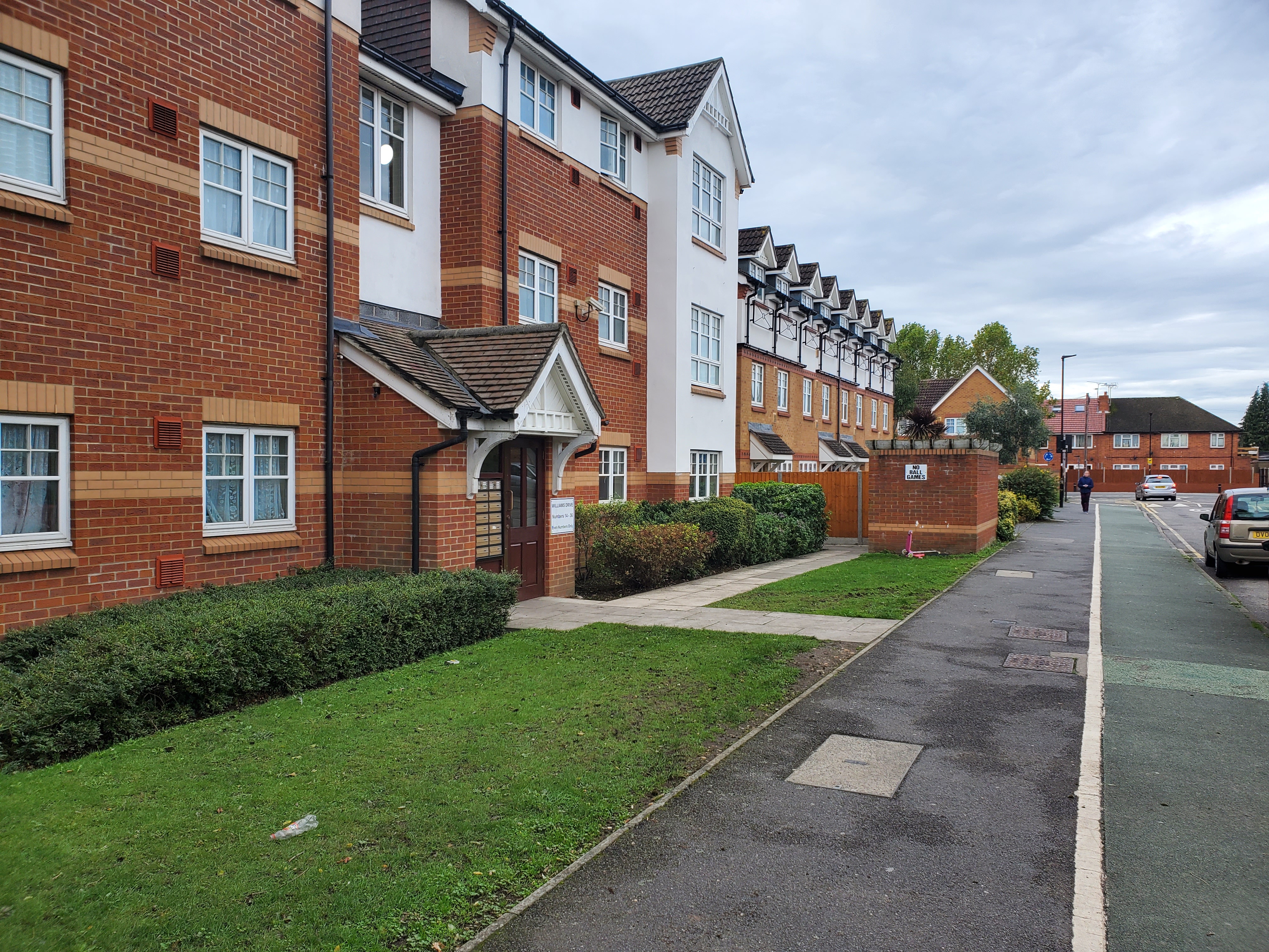 32, Williams Drive, Hounslow photo 2