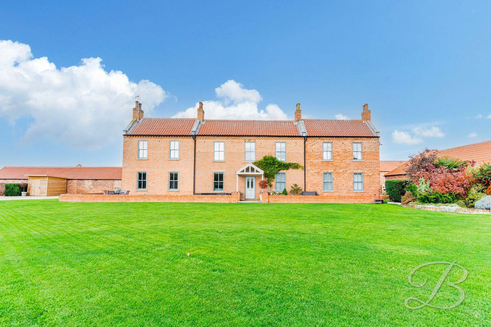 6 bedroom detached house for sale 0