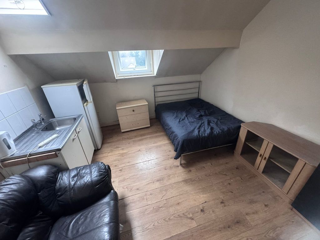 Room 13, 46, Gledholt Road, Huddersfield photo 4