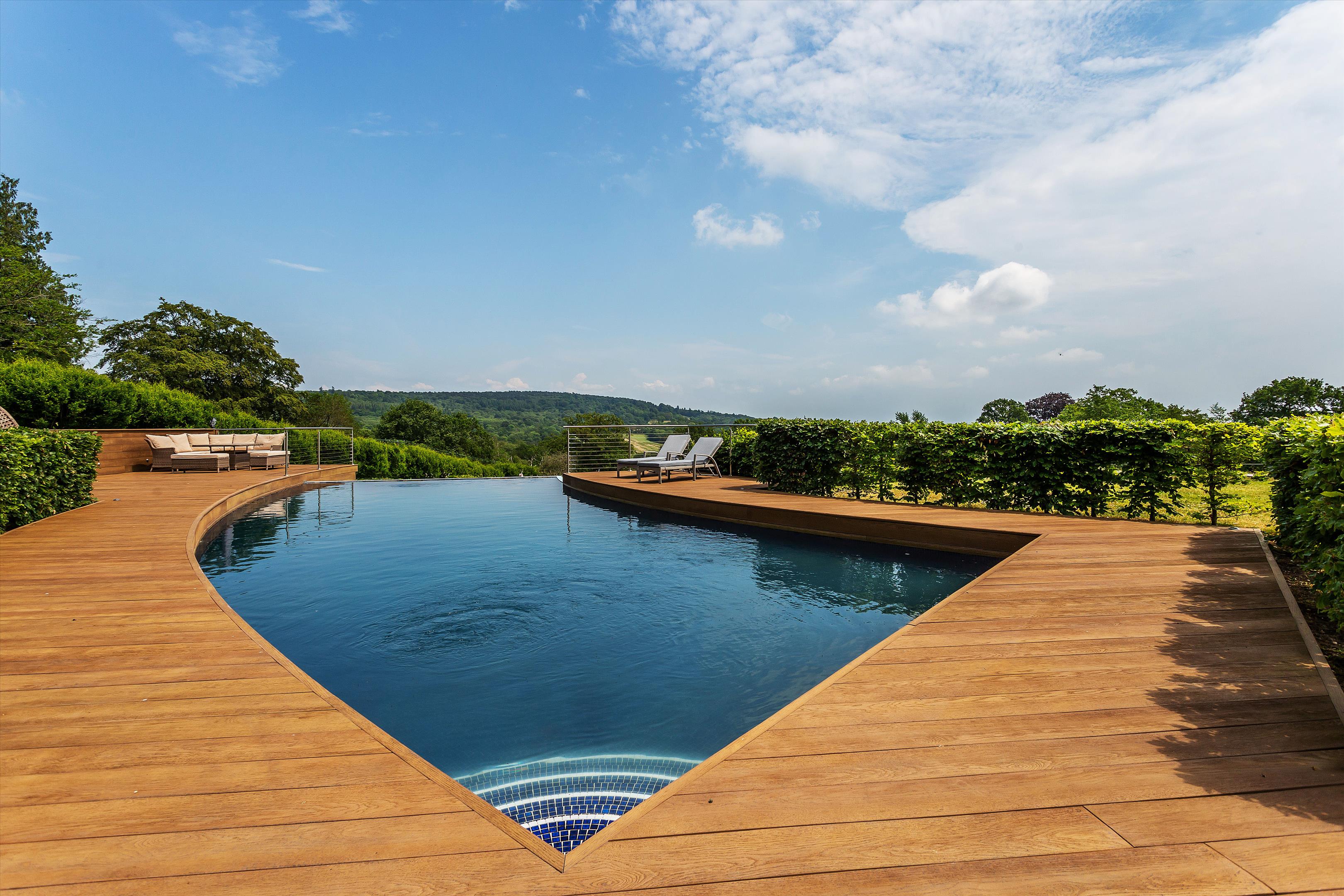 6 bedroom detached house for sale 0